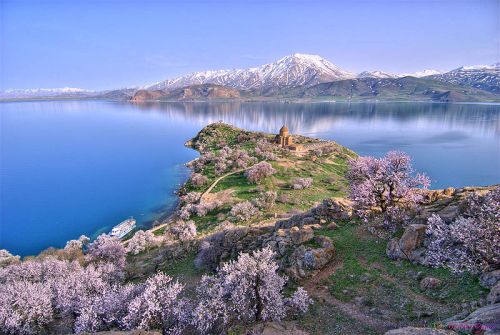 az 800px-Akhtamar_Island_on_Lake_Van_with_the_Armenian_Cathedral_of_the_Holy_Cross
